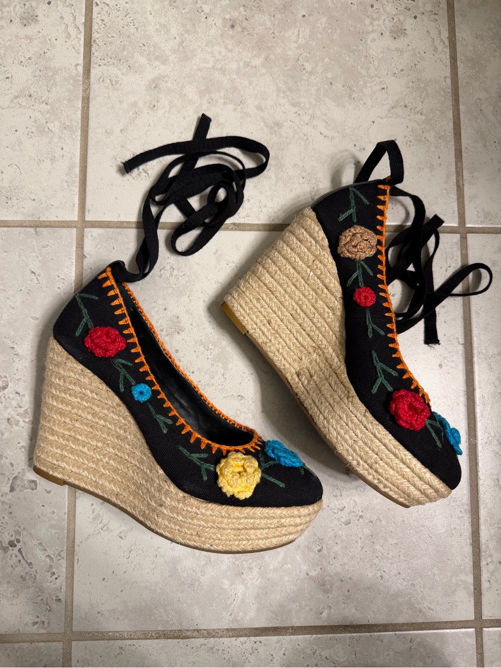 Juicy Couture|Y2K Floral Embroidered Espadrille Wedge with Lace-Up Ankle| Sz 6.5